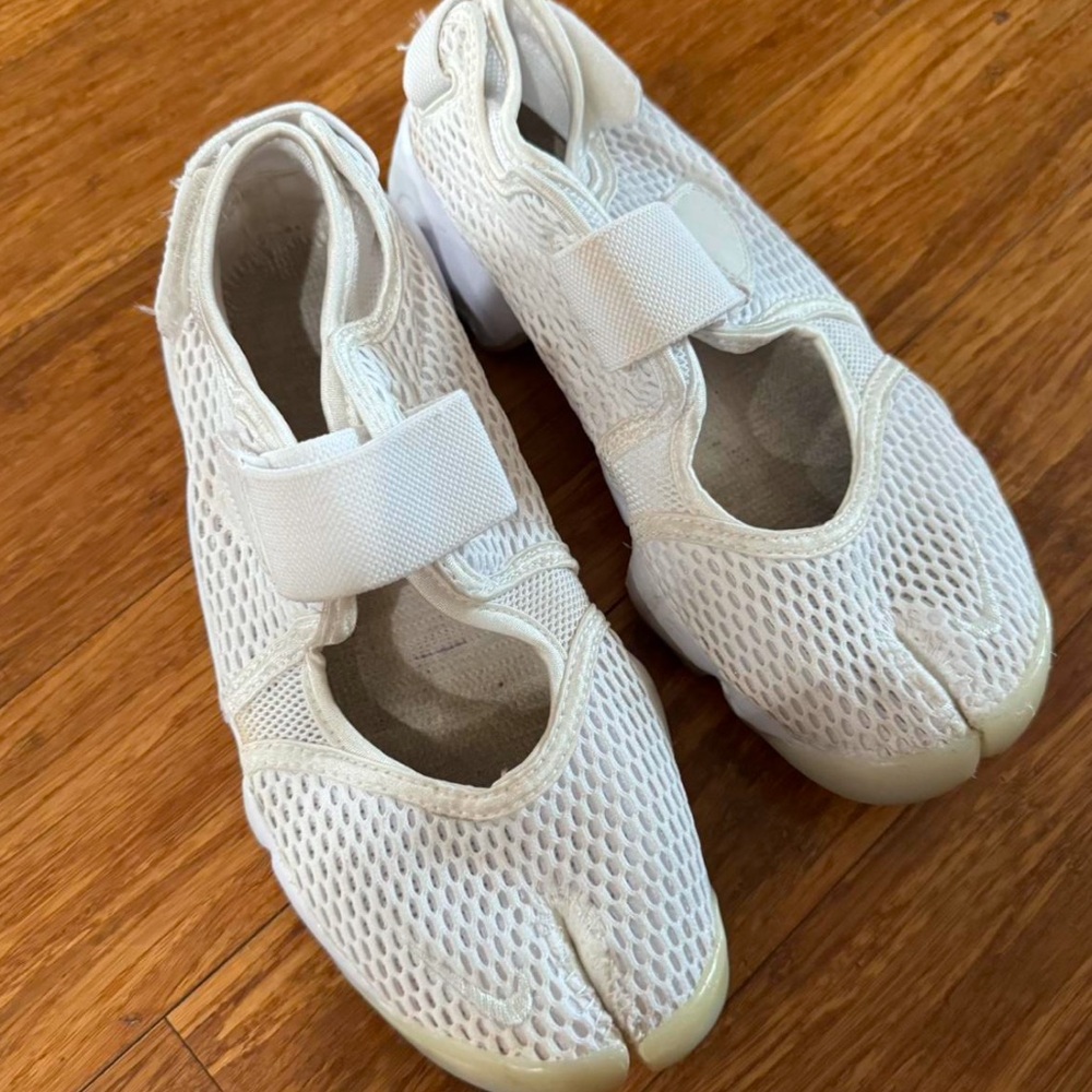 White nike rifts/tabi